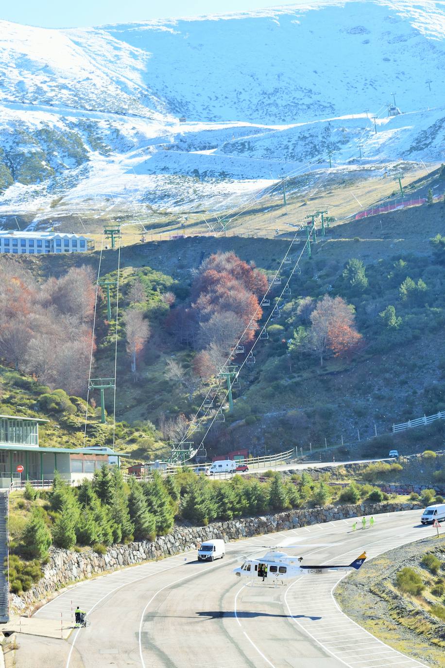 El helicóptero del Gobierno de La Rioja ayuda a culminar la retirada de residuos del barranco Rehoyo y de la avioneta estrellada en el 2005 en Ezcaray. 