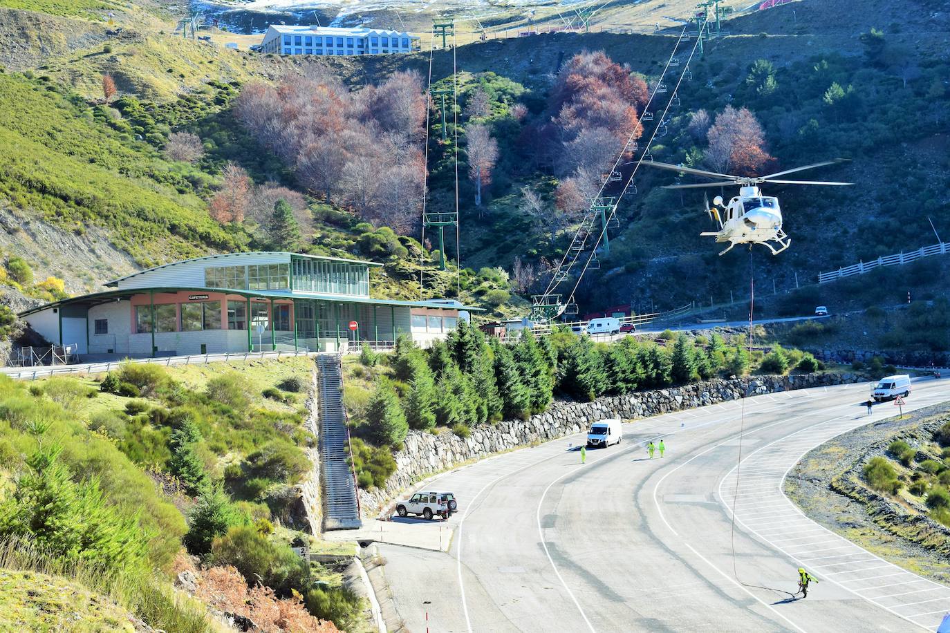 El helicóptero del Gobierno de La Rioja ayuda a culminar la retirada de residuos del barranco Rehoyo y de la avioneta estrellada en el 2005 en Ezcaray. 