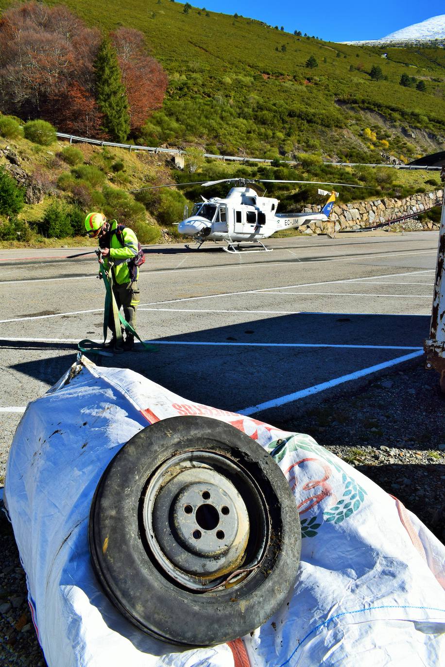 El helicóptero del Gobierno de La Rioja ayuda a culminar la retirada de residuos del barranco Rehoyo y de la avioneta estrellada en el 2005 en Ezcaray. 