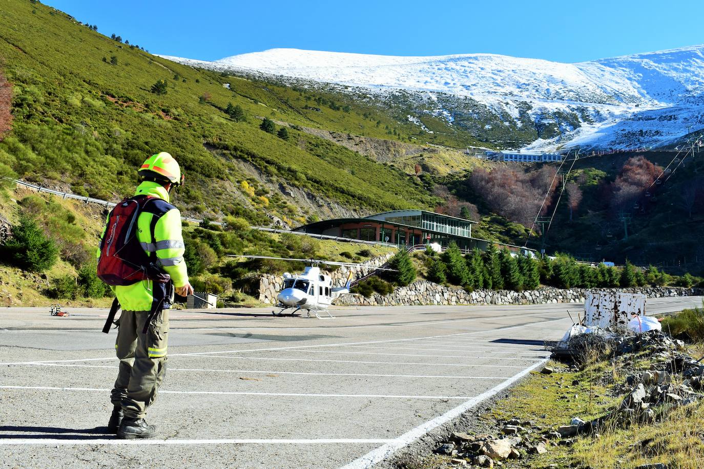 El helicóptero del Gobierno de La Rioja ayuda a culminar la retirada de residuos del barranco Rehoyo y de la avioneta estrellada en el 2005 en Ezcaray. 