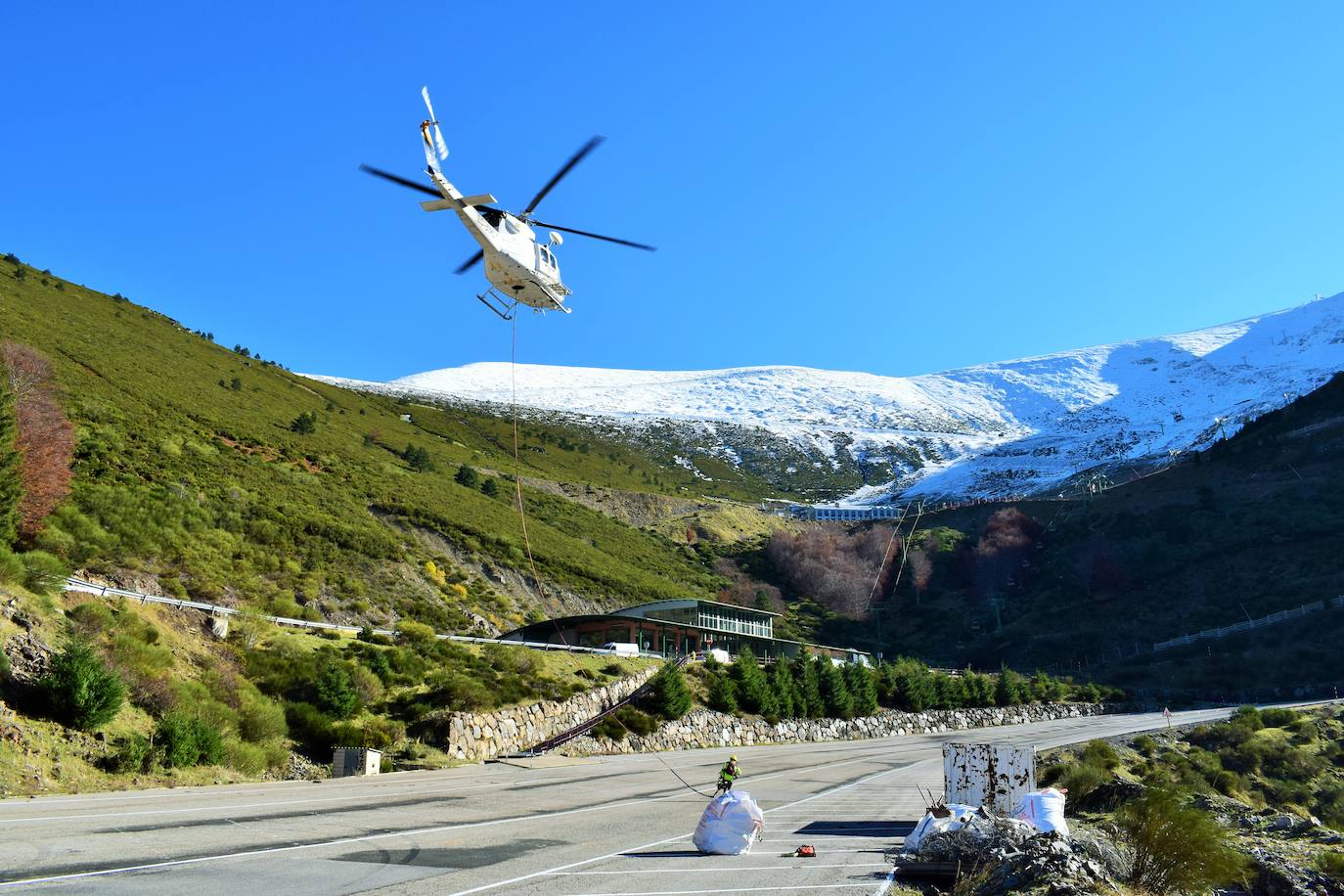 El helicóptero del Gobierno de La Rioja ayuda a culminar la retirada de residuos del barranco Rehoyo y de la avioneta estrellada en el 2005 en Ezcaray. 