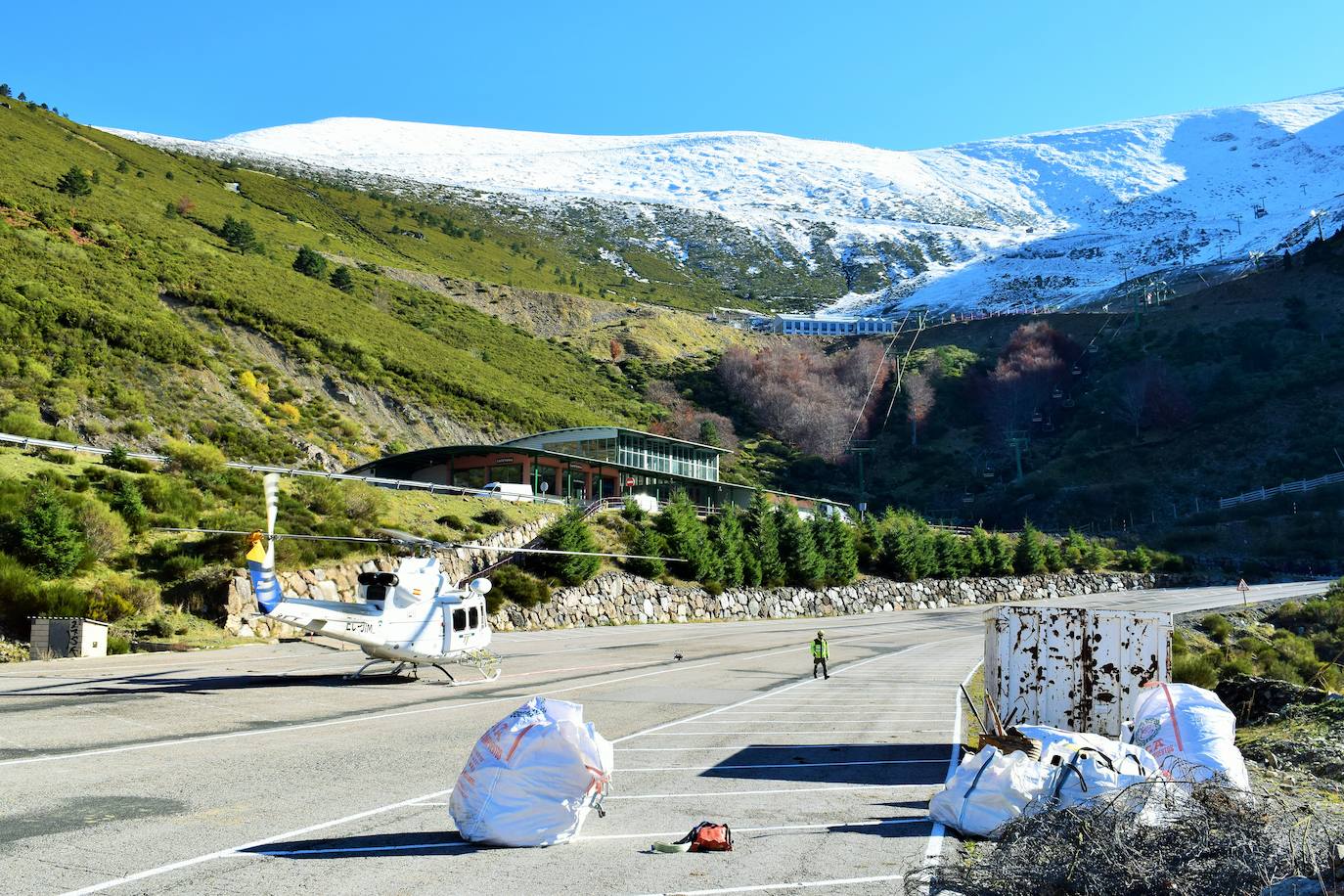 El helicóptero del Gobierno de La Rioja ayuda a culminar la retirada de residuos del barranco Rehoyo y de la avioneta estrellada en el 2005 en Ezcaray. 