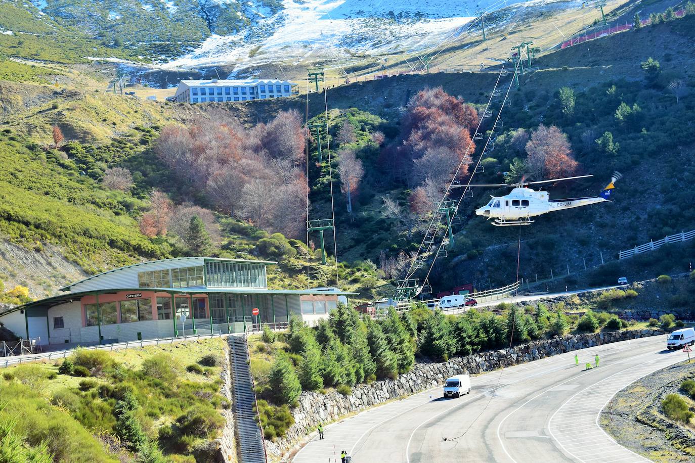 El helicóptero del Gobierno de La Rioja ayuda a culminar la retirada de residuos del barranco Rehoyo y de la avioneta estrellada en el 2005 en Ezcaray. 