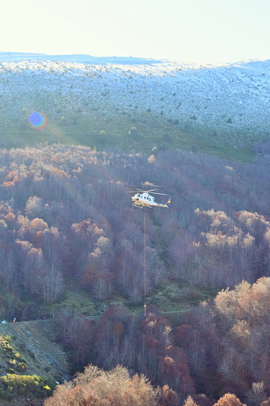 El helicóptero del Gobierno de La Rioja ayuda a culminar la retirada de residuos del barranco Rehoyo y de la avioneta estrellada en el 2005 en Ezcaray. 