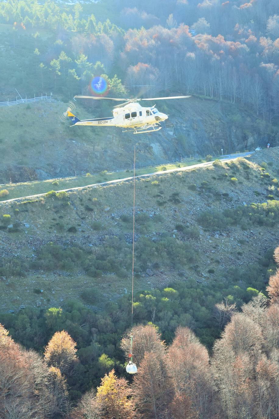El helicóptero del Gobierno de La Rioja ayuda a culminar la retirada de residuos del barranco Rehoyo y de la avioneta estrellada en el 2005 en Ezcaray. 