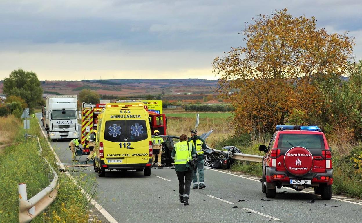 Accidente por un choque por alcance entre un tractor y un coche en la carretera que une Villamediana y Murillo. 