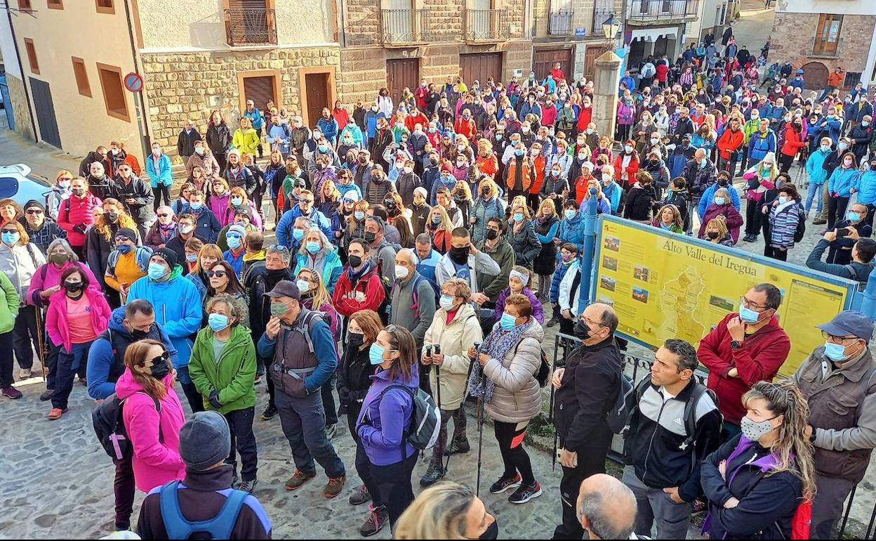 Los participantes en la Marcha 'Los Manantiales' de Nieva, instantes antes de comenzar el evento.