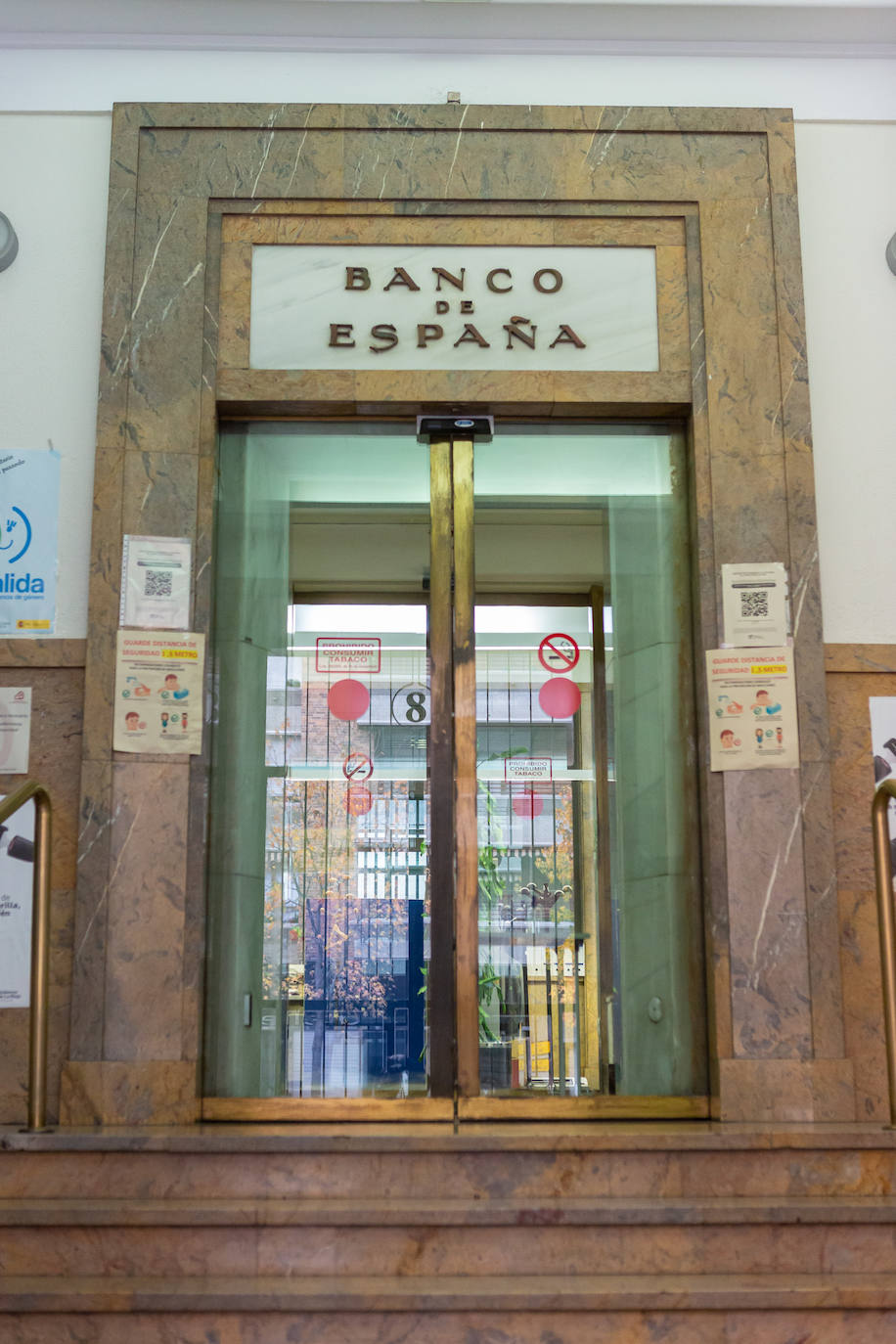 El regio edificio que ocupó el Banco de España en Logroño pervive sobre un complicado equilibrio entre el sentido de su origen y los actuales usos. 