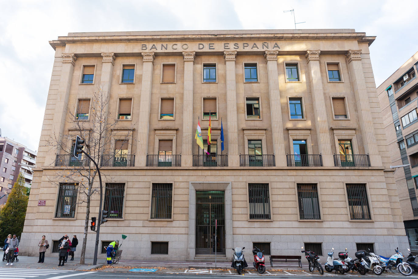 El regio edificio que ocupó el Banco de España en Logroño pervive sobre un complicado equilibrio entre el sentido de su origen y los actuales usos. 