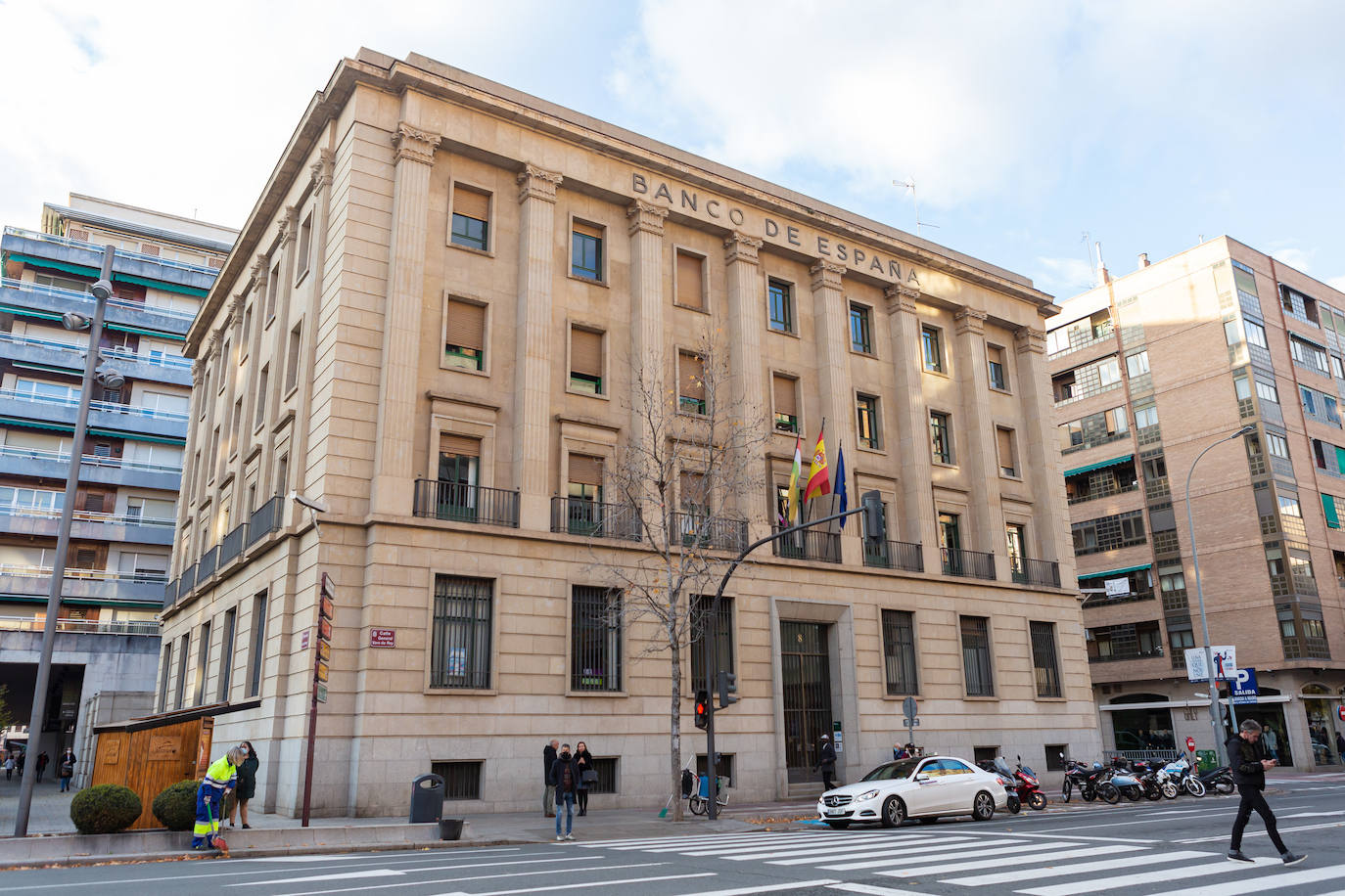 El regio edificio que ocupó el Banco de España en Logroño pervive sobre un complicado equilibrio entre el sentido de su origen y los actuales usos. 