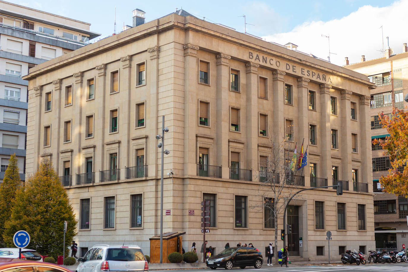 El regio edificio que ocupó el Banco de España en Logroño pervive sobre un complicado equilibrio entre el sentido de su origen y los actuales usos. 