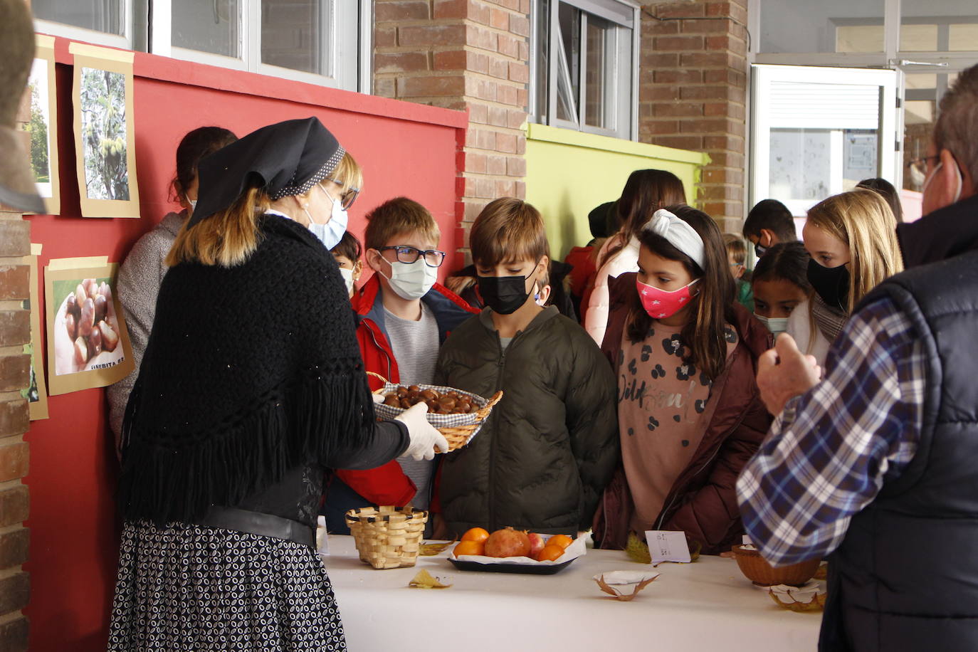 Los alumnos del colegio público Antonio Delgado Calvete de Arnedo disfrutaron este viernes de la tradicional castañada, celebración promovida por la Asociación de Madres y Padres de Alumnos. 