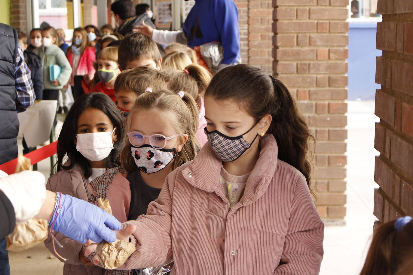 Los alumnos del colegio público Antonio Delgado Calvete de Arnedo disfrutaron este viernes de la tradicional castañada, celebración promovida por la Asociación de Madres y Padres de Alumnos. 