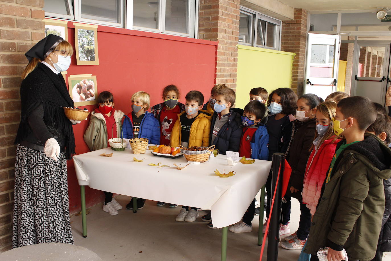 Los alumnos del colegio público Antonio Delgado Calvete de Arnedo disfrutaron este viernes de la tradicional castañada, celebración promovida por la Asociación de Madres y Padres de Alumnos. 