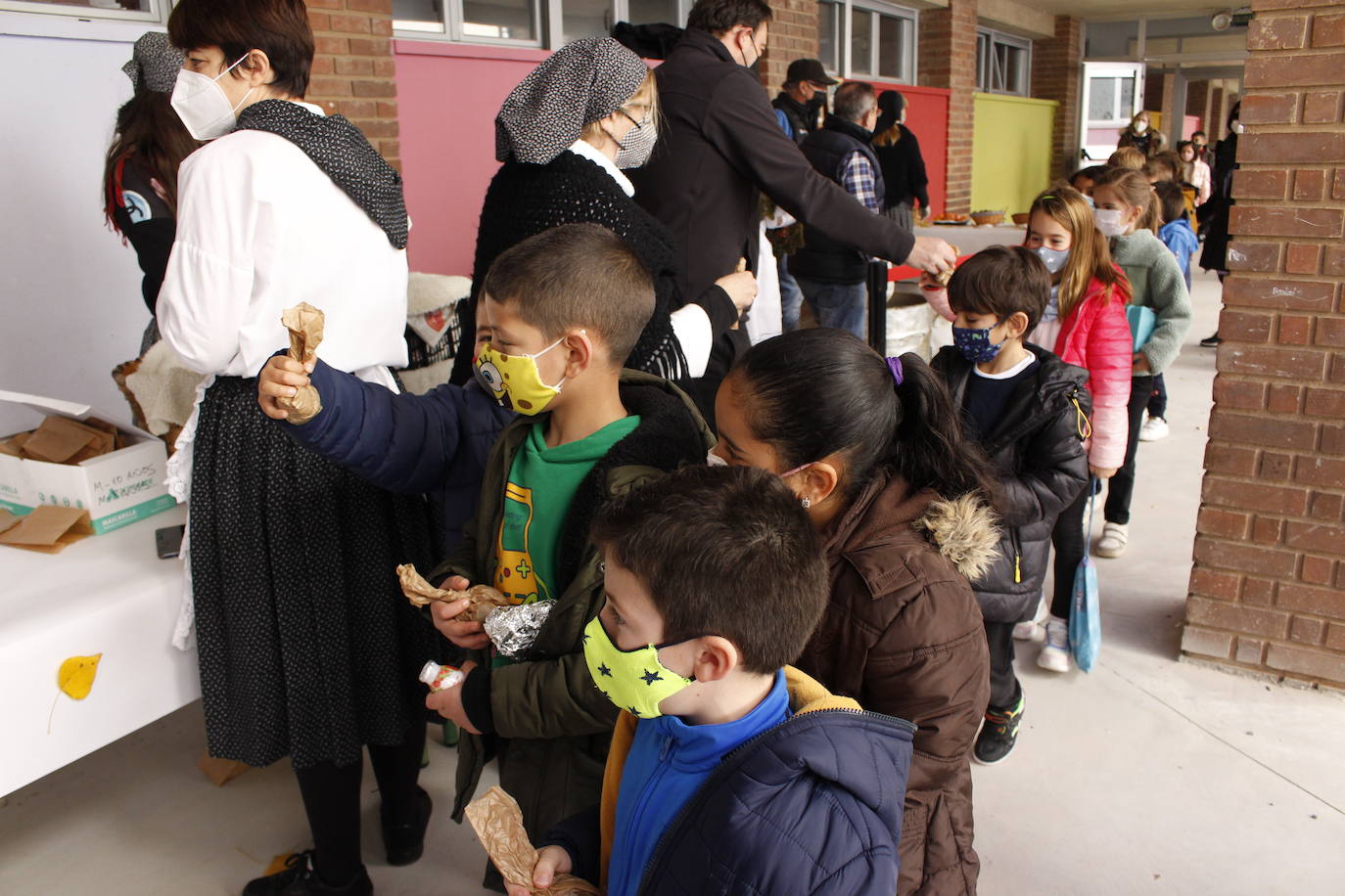 Los alumnos del colegio público Antonio Delgado Calvete de Arnedo disfrutaron este viernes de la tradicional castañada, celebración promovida por la Asociación de Madres y Padres de Alumnos. 