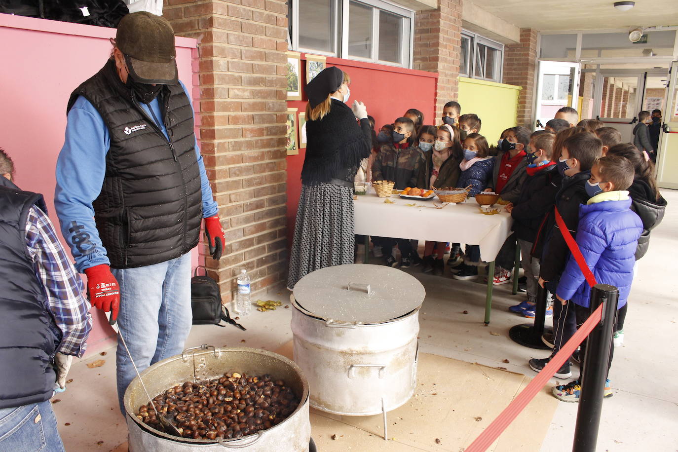 Los alumnos del colegio público Antonio Delgado Calvete de Arnedo disfrutaron este viernes de la tradicional castañada, celebración promovida por la Asociación de Madres y Padres de Alumnos. 