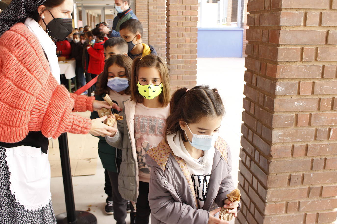 Los alumnos del colegio público Antonio Delgado Calvete de Arnedo disfrutaron este viernes de la tradicional castañada, celebración promovida por la Asociación de Madres y Padres de Alumnos. 