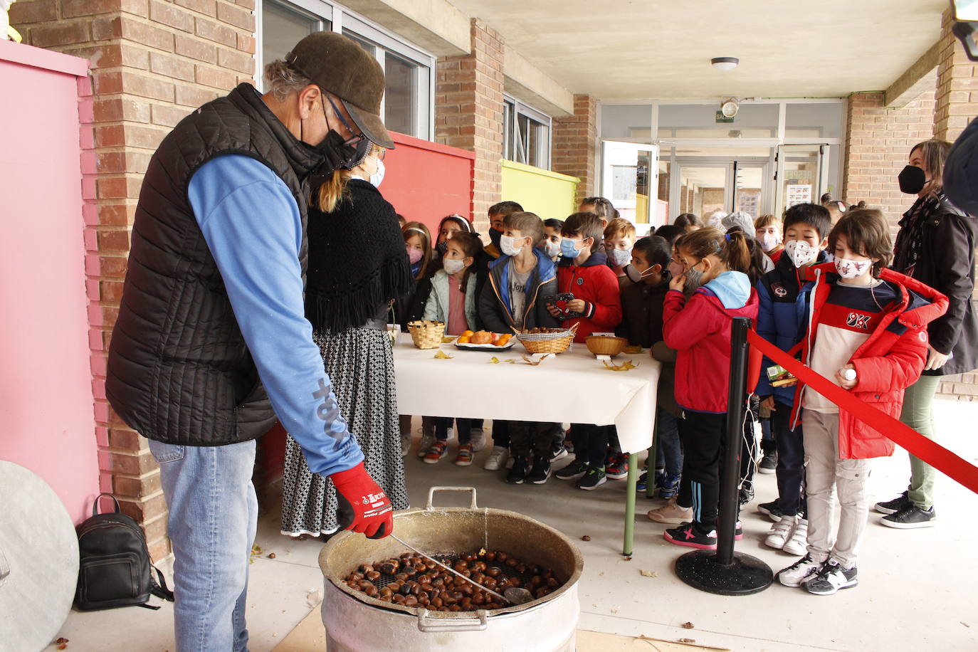 Los alumnos del colegio público Antonio Delgado Calvete de Arnedo disfrutaron este viernes de la tradicional castañada, celebración promovida por la Asociación de Madres y Padres de Alumnos. 