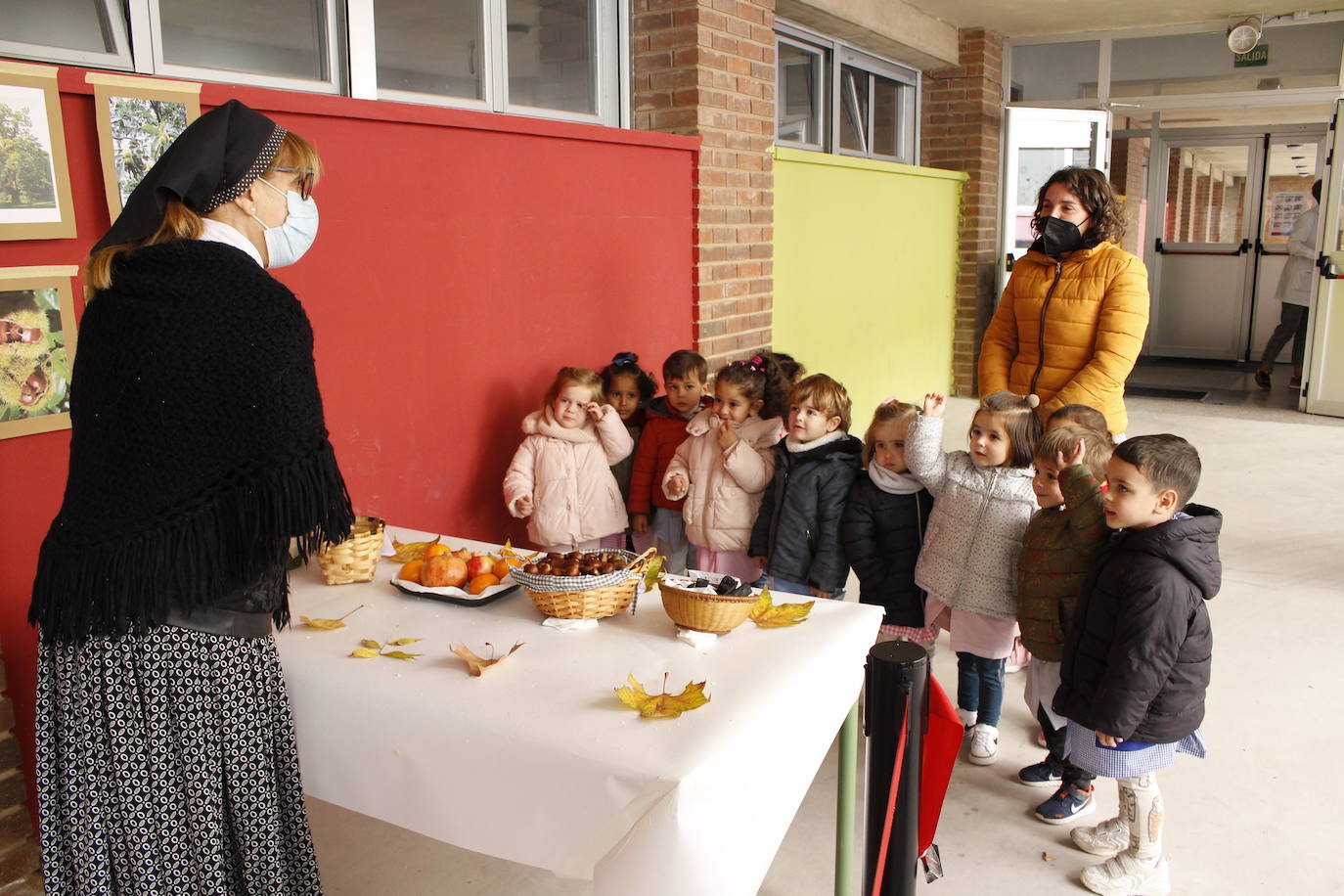 Los alumnos del colegio público Antonio Delgado Calvete de Arnedo disfrutaron este viernes de la tradicional castañada, celebración promovida por la Asociación de Madres y Padres de Alumnos. 