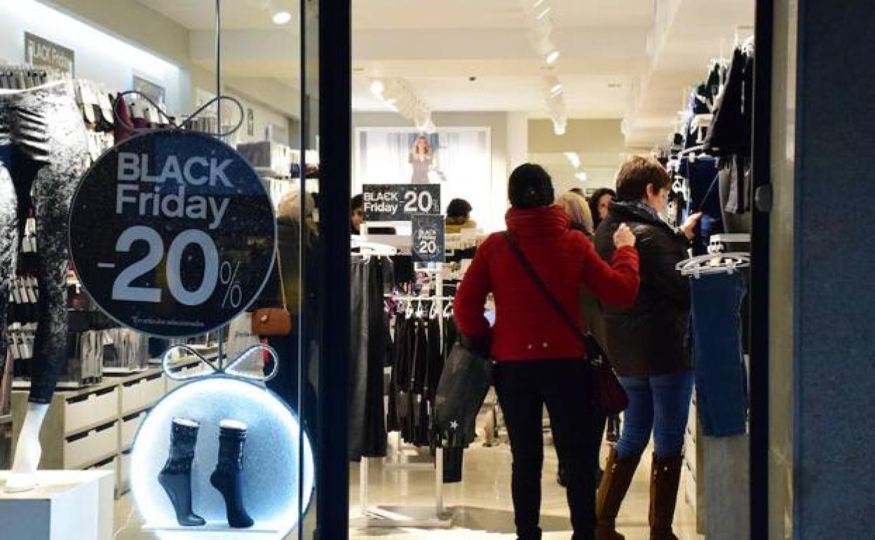 Público en un comercio de Logroño en un pasado Black Friday. 