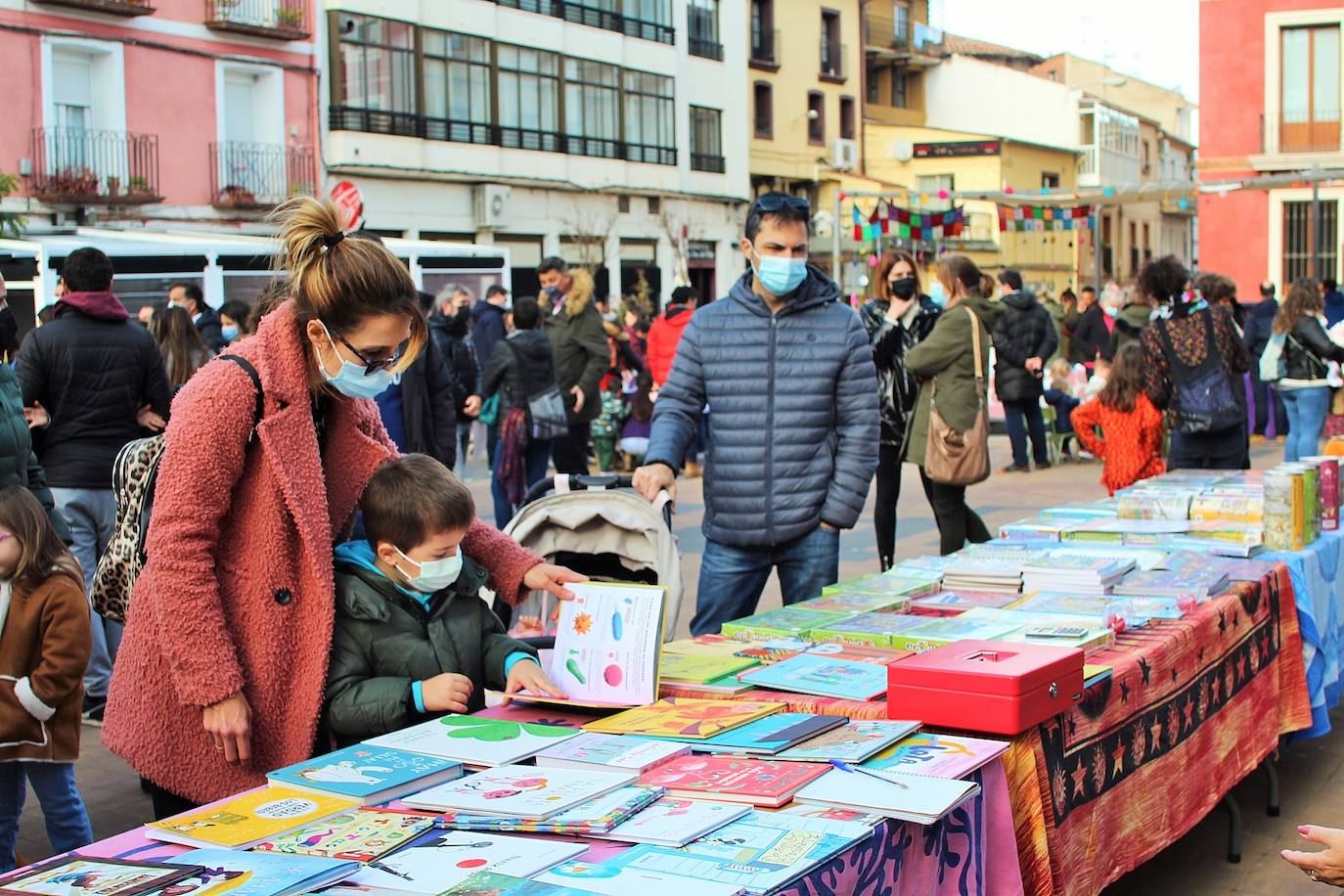 Cientos de niños participaron en diversas actividades para fomentar la literatura infantil y juvenil