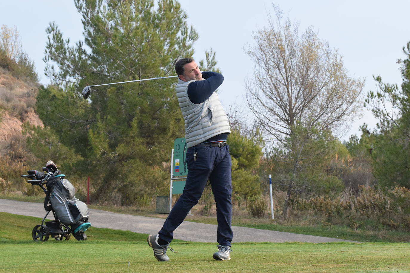 Un jugador realiza un lanzamiento desde un búnker 