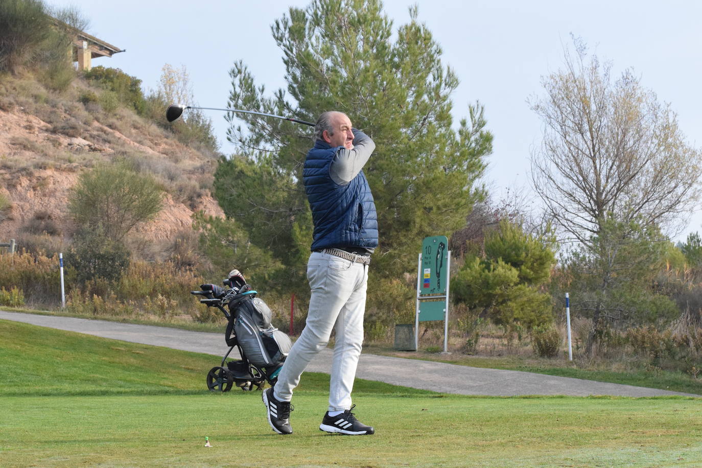 Un jugador realiza un lanzamiento desde un búnker 