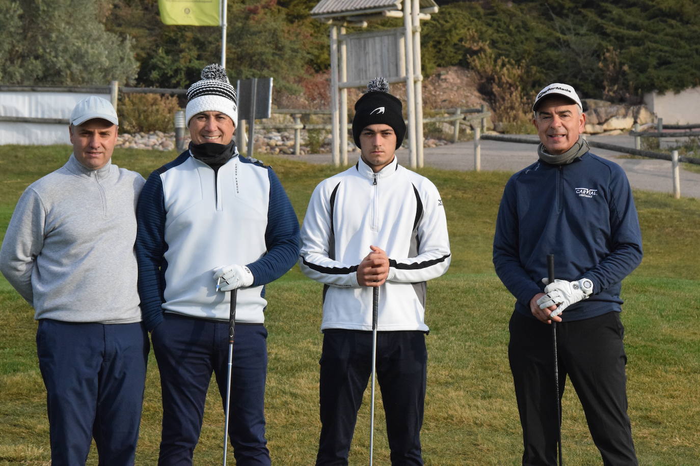 Un jugador realiza un lanzamiento desde un búnker 