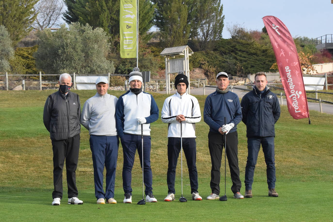 Un jugador realiza un lanzamiento desde un búnker 