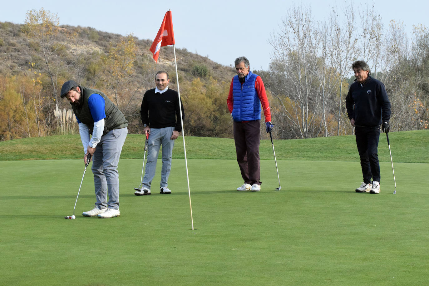 Un jugador realiza un lanzamiento desde un búnker 