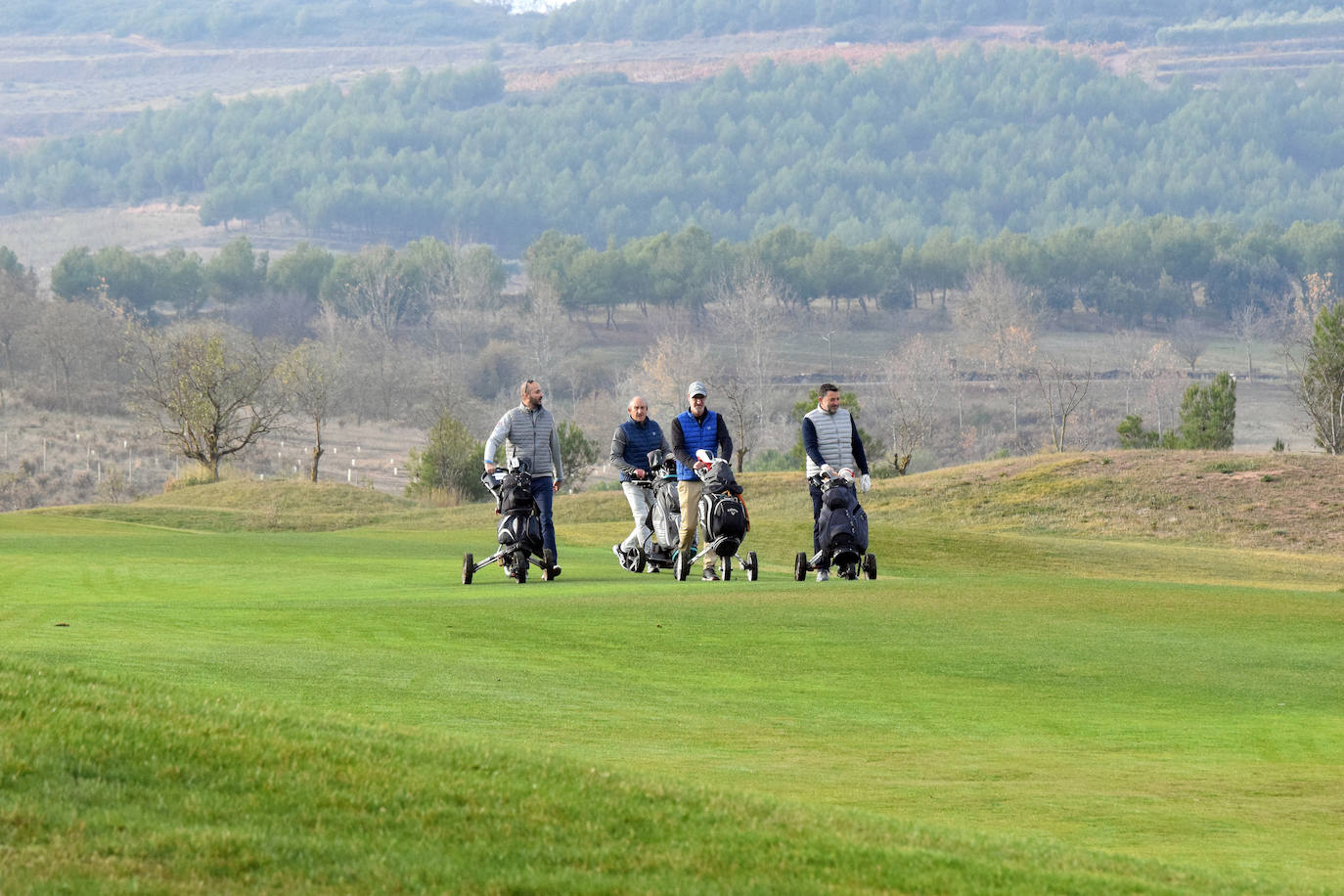 Un jugador realiza un lanzamiento desde un búnker 