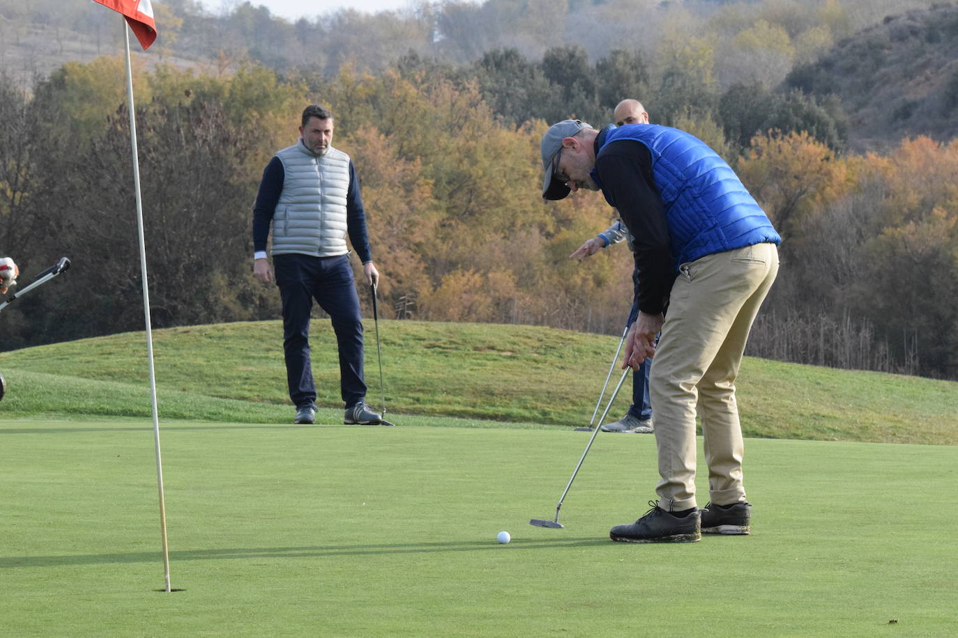 Un jugador realiza un lanzamiento desde un búnker 