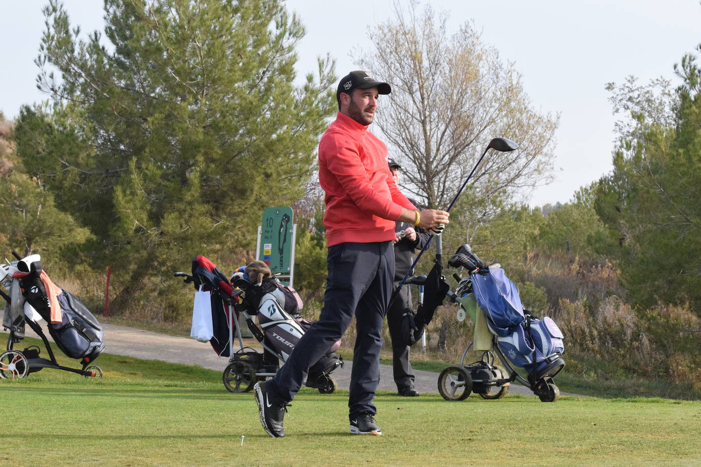 Un jugador realiza un lanzamiento desde un búnker 