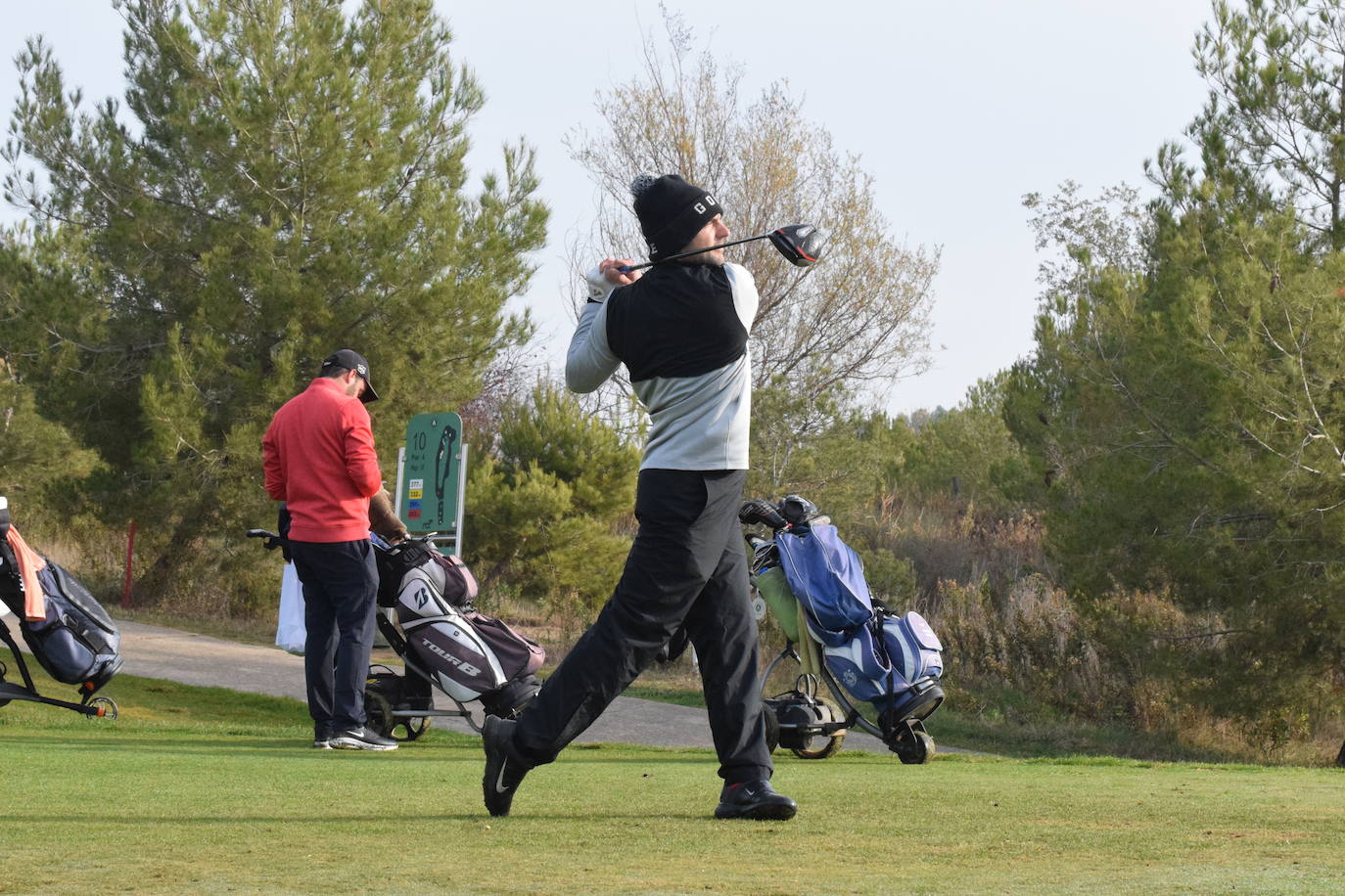 Un jugador realiza un lanzamiento desde un búnker 
