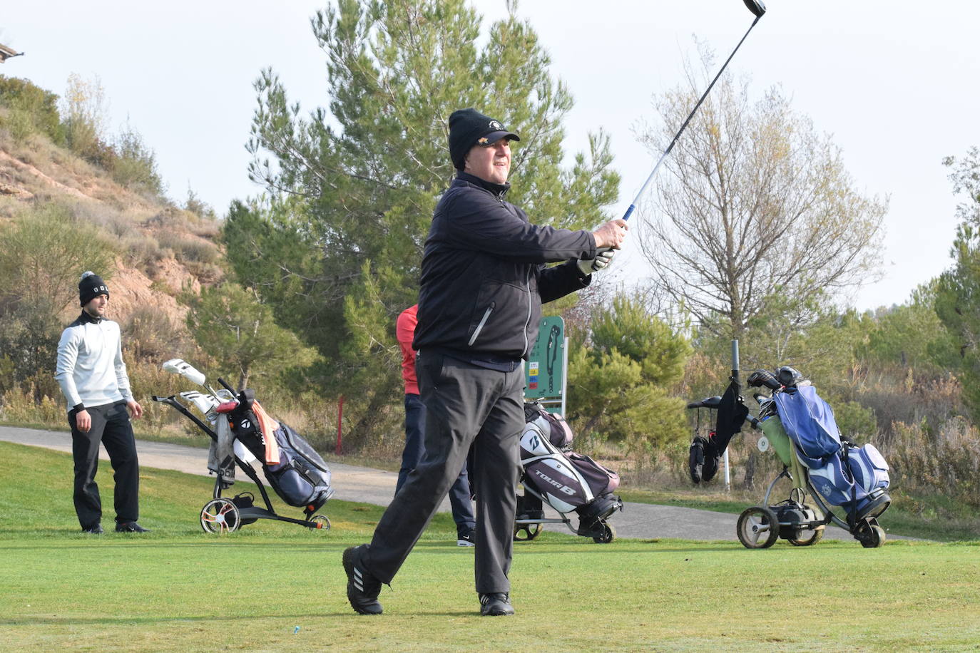 Un jugador realiza un lanzamiento desde un búnker 