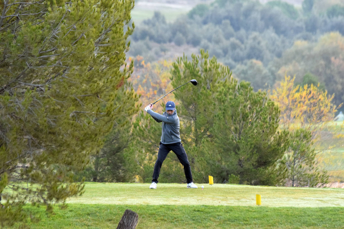 Un jugador realiza un lanzamiento desde un búnker 