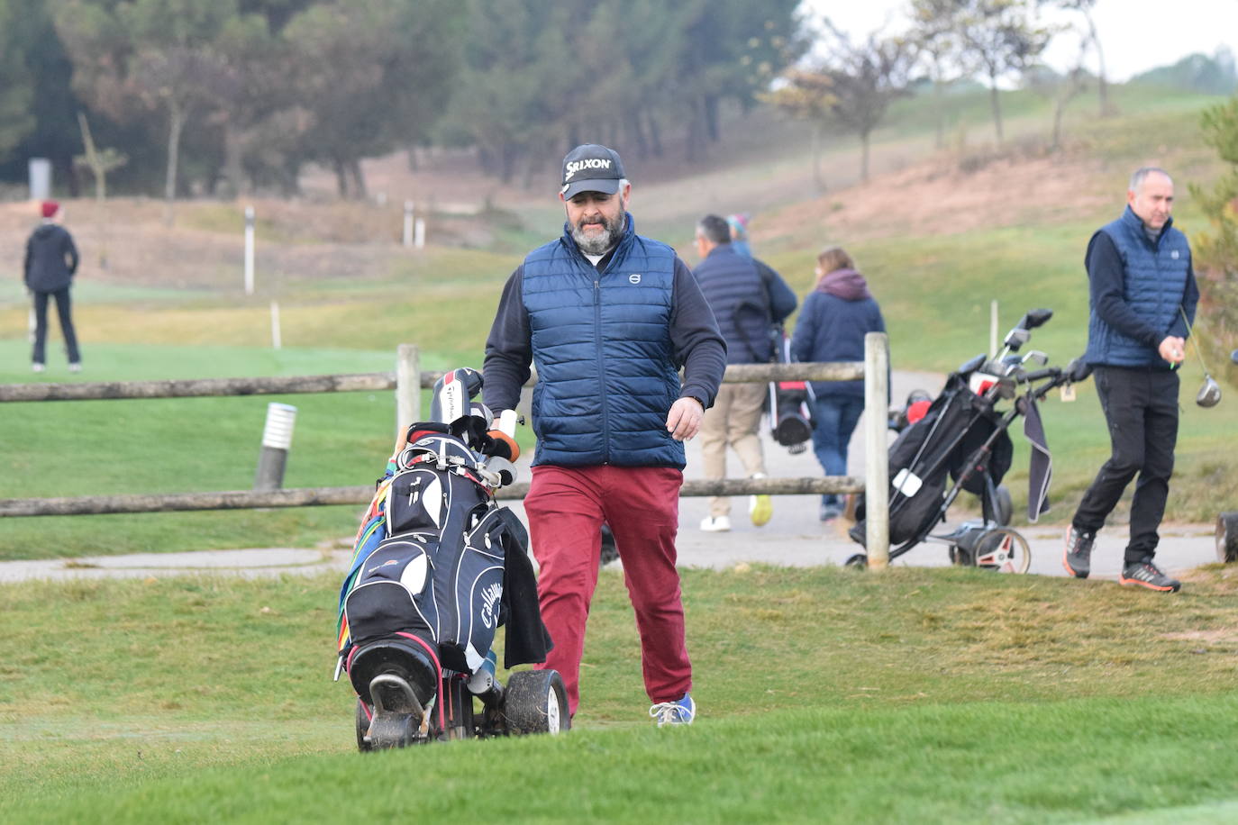 Un jugador realiza un lanzamiento desde un búnker 