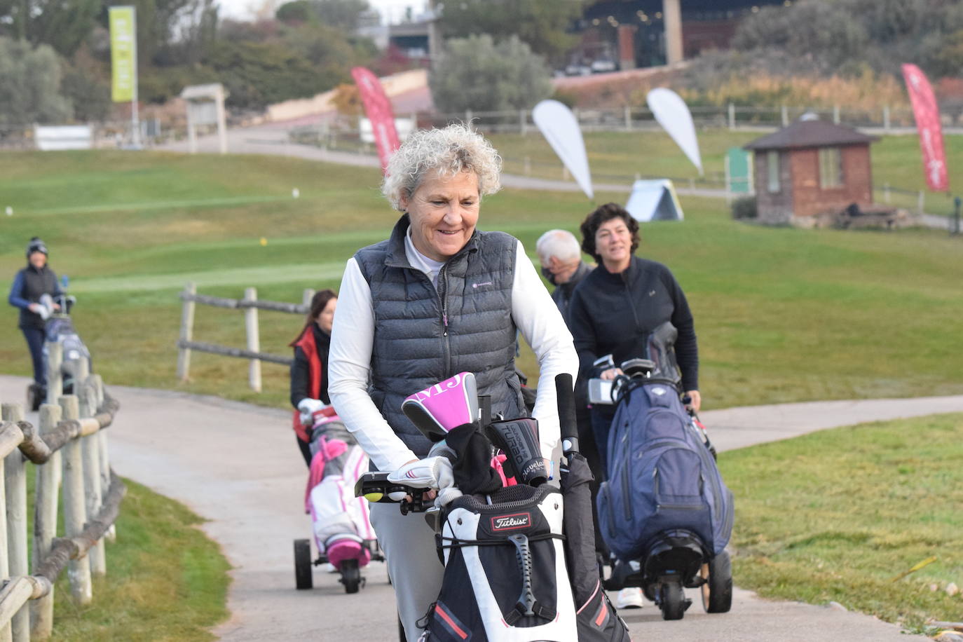 Un jugador realiza un lanzamiento desde un búnker 