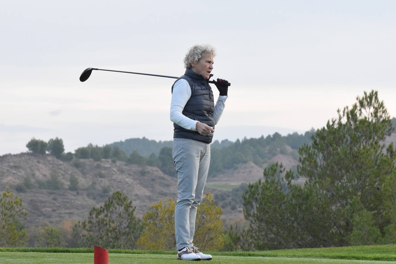 Un jugador realiza un lanzamiento desde un búnker 