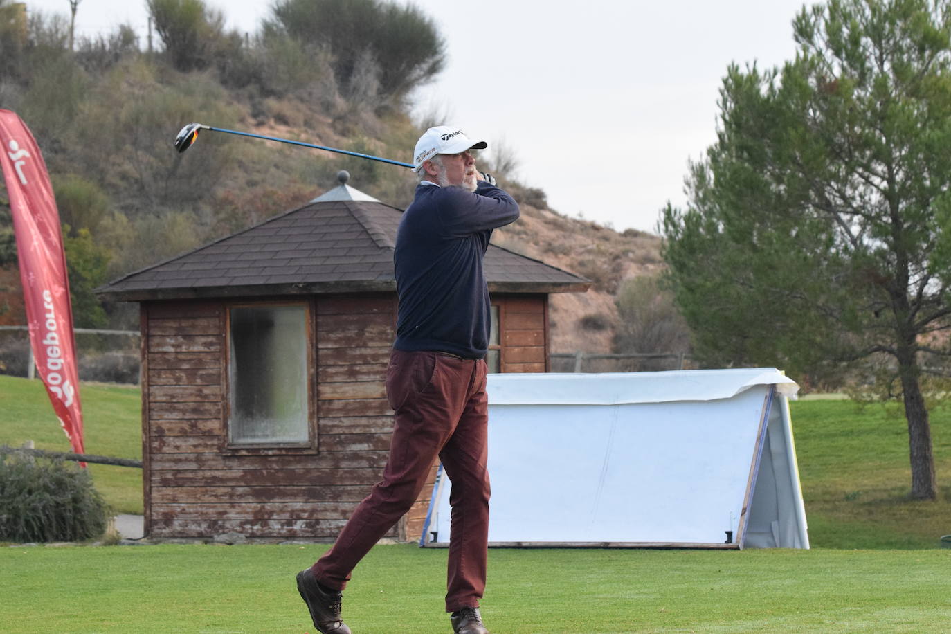 Un jugador realiza un lanzamiento desde un búnker 