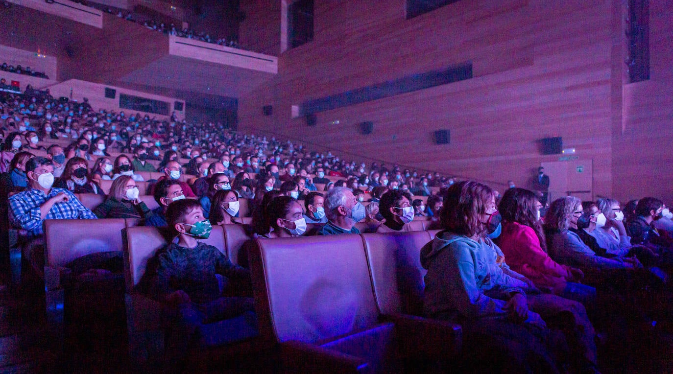 La compañía Mayumaná ofreció dos sesiones de su espectáculo 'Currents' ante cientos de espectadores en el auditorio de Riojafórum en Logroño. 