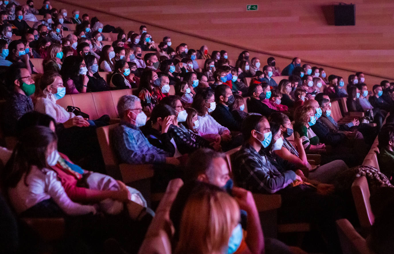 La compañía Mayumaná ofreció dos sesiones de su espectáculo 'Currents' ante cientos de espectadores en el auditorio de Riojafórum en Logroño. 