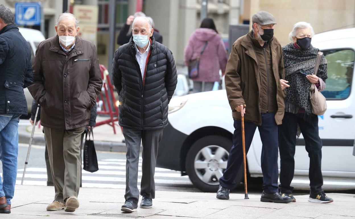 Personas mayores con mascarilla, en Logroño. 