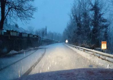 Imagen secundaria 1 - La nieve tiñe el primer día de temporal