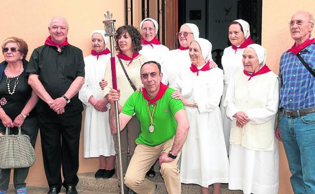 Las religiosas posan junto a la alcaldesa de Haro en la Tamborrada de 2016. 