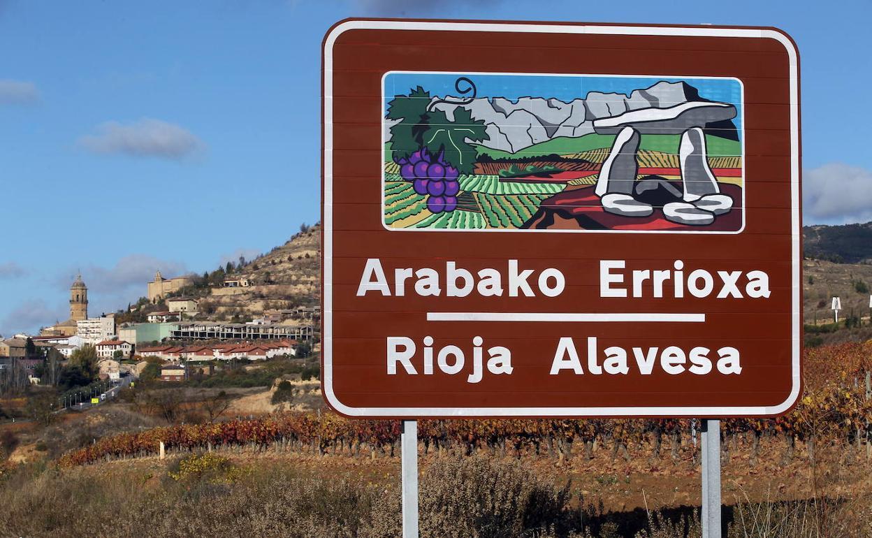 Cartel turístico indicativo de La Rioja Alavesa.