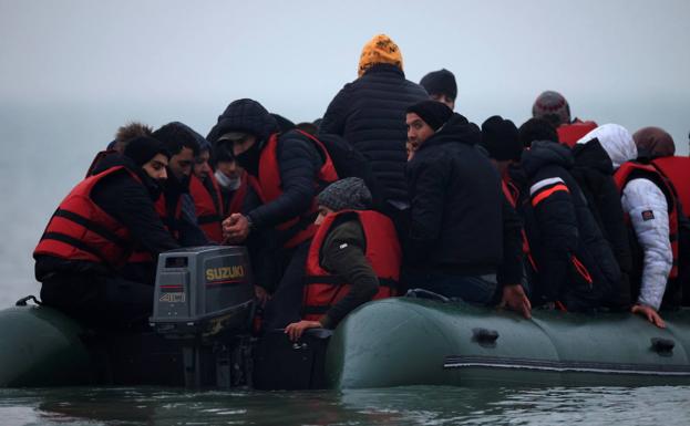 Una lancha de inmigrantes interceptada en las costas francesas del Canal de la Mancha.