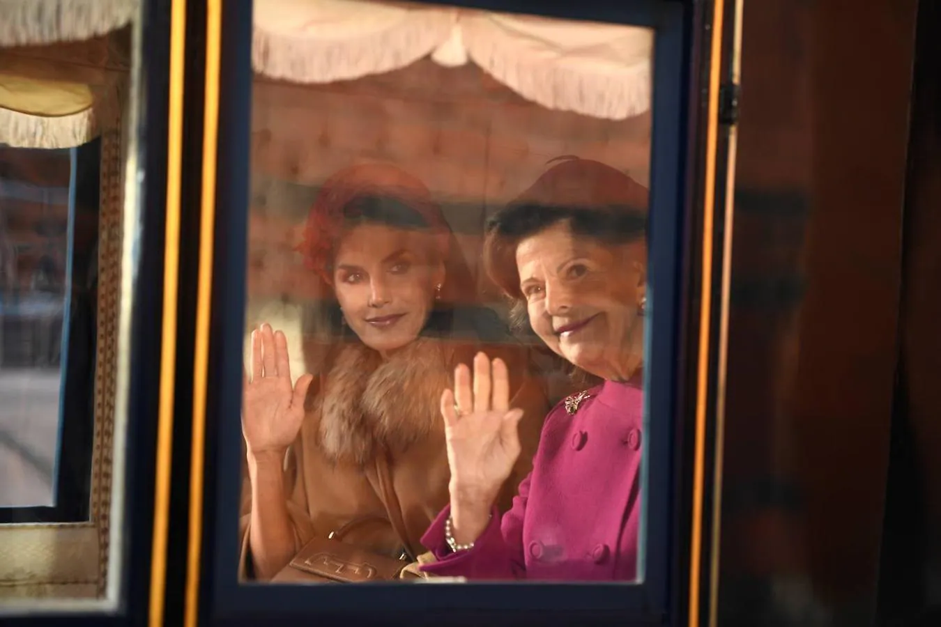 La reina Letizia y la reina de Suecia en la carroza de época de camino al Palacio Real de Estocolmo