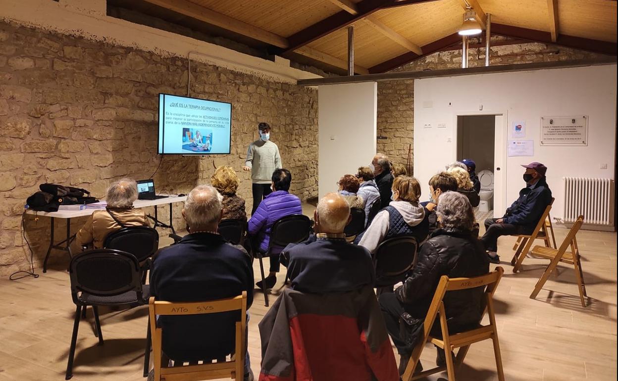 Iván San Miguel, durante las clases con dos grupos diferentes de alumnos. 