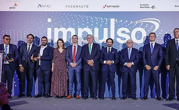 De izquierda a derecha: José Luis Martínez Donoso, director general de Fundación ONCE; Esaú Acosta Pérez, socio de Vic Vivero; Miguel Jaenicke, socio de Vic Vivero; Beatriz Herrera de Miguel, directora de Relaciones Institucionales y Sostenibilidad de Mahou San Miguel; Iñigo Herzog, director de Tecnología de Meep; Amado Franco, presidente de FUNDACIÓN IBERCAJA; Gerardo Pérez, presidente de FACONAUTO; Eduardo Serra, Presidente de la Fundación Transforma España y del Jurado de los Premios Impulso; Francisco Riberas, presidente de SERNAUTO; José Vicente de los Mozos, presidente de ANFAC.